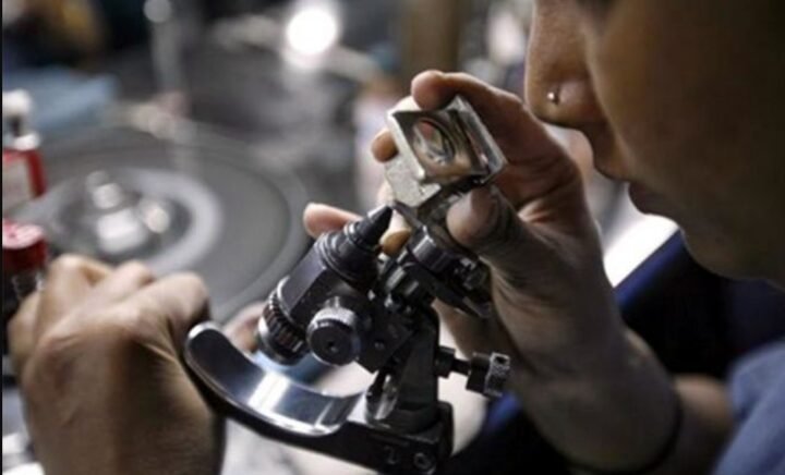 Diamonds factory worker killer robs prison of India