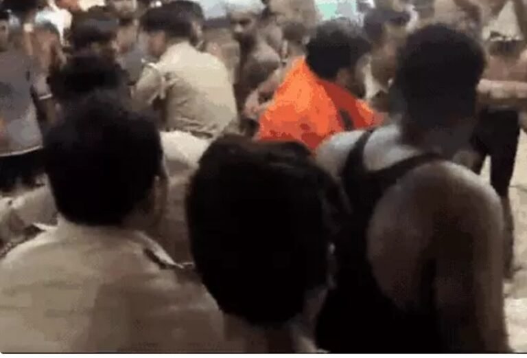 Kanwadis created ruckus in Muzaffarnagar threw chairs at police