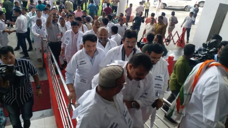 MP Assembly Session 2024: MP विधानसभा सत्र का पहला दिन, एप्रिन पहनकर पहुंचे कांग्रेस विधायक