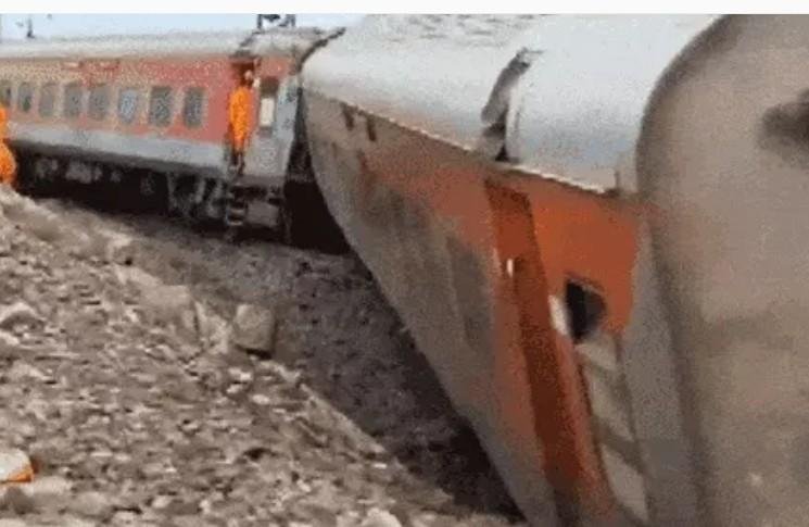 Mumbai Hawda Train Accident in jharkhand 3 death