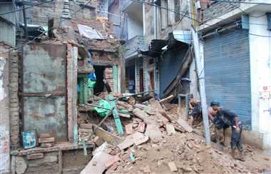 News: जर्जर मकान ने ली जान! मकान की दीवार गिरने दो की मौत