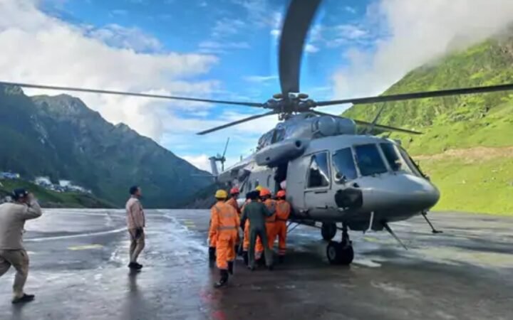 Kedarnath heavy rain 16 dead 2 thousand devotees trapped