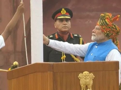 PM Modi hoist tricolor at red fort for 11th time