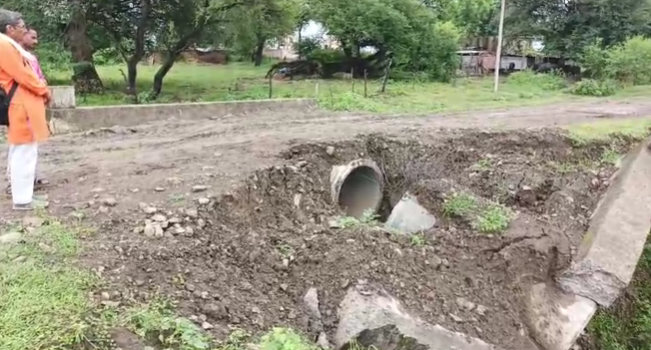 News: पुलिया क्षतिग्रस्त होने के वजह से स्कूल वाहन को आने-जाने में हो रही है दिक्कत