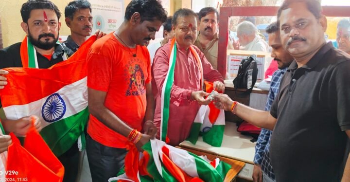 Har Ghar Tiranga Abhiyan: पूर्व कैबिनेट मंत्री और जनप्रतिनिधियों ने खरीदा ध्वज, अभियान में भाग लेने को किया प्रेरित