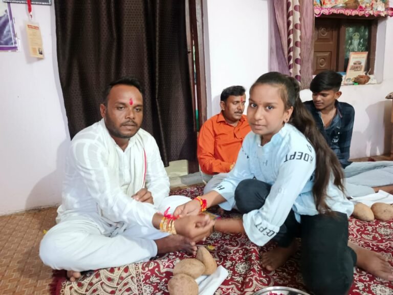 भाई बहनों ने धूमधाम से मनाया रक्षाबंधन का त्यौहार भाई के हाथों में बंधे रक्षा सूत्र