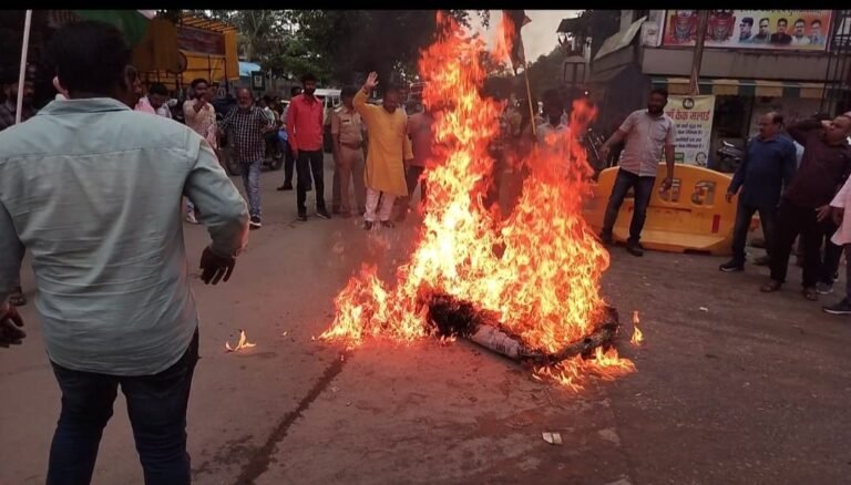 CG Breaking News: कांग्रेस कार्यकर्ताओं पर लाठीचार्ज के विरोध में मुख्यमंत्री और गृहमंत्री का पुतला फूंका