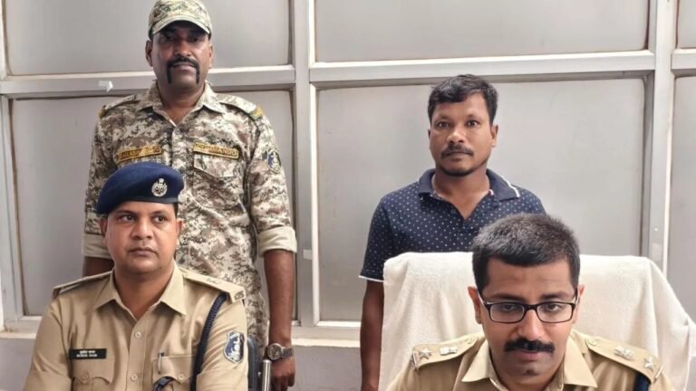 Naxalites surrender: 5-5 लाख के इनामी नक्सली दंपत्ति का सरेंडर