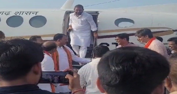 CG NEWS: रनवे पर लैंडिक के समय लड़खड़ाया विमान