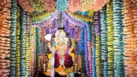 Ganesh Utsav: लाखों रुपए के नोटों से सजा गणेश जी का पंडाल