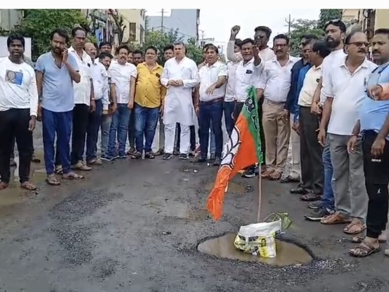 Betul में कांग्रेस का विरोध, गड्डों में गाड़े भाजपा के झंडे