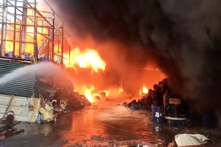 indore news: इंदौर में कंपनी के गोदाम में लगी भीषण आग
