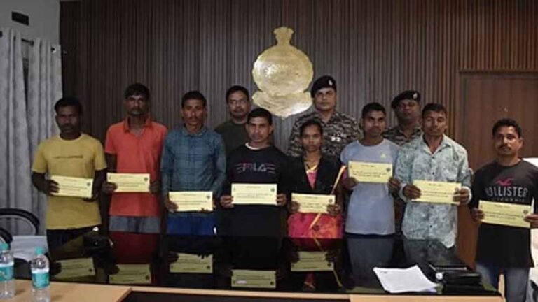 CG News: बीजापुर में 11 लाख के इनामी समेत आठ माओवादियों का सरेंडर