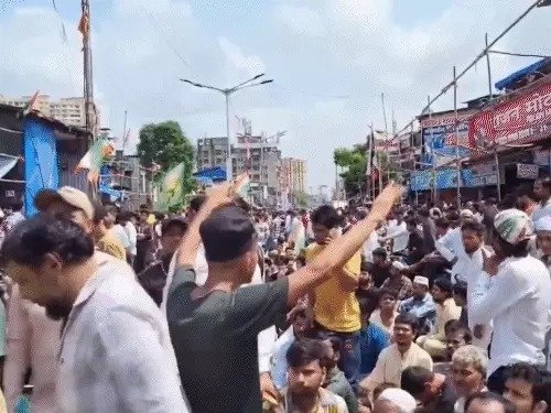 Dharavi Mob surrounds BMC team