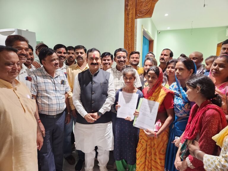 प्राचीन दीवार गिरने से मृत 7 लोगों के परिजनों को मिली आर्थिक सहायता राशि