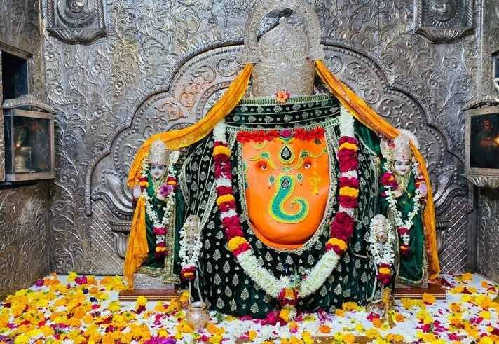 Khajrana Ganesh Mandir :खजराना गणेश का स्वर्ण मुकुट से श्रृंगार