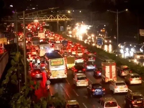 Mumbai red alert schools-colleges closed 14 flights diverted