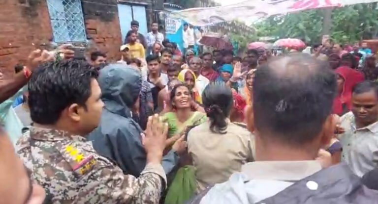 Rajgarh Kila: दतिया में 400 साल पुरानी दीवार गिरने से 5 की मौत, दो को सुरक्षित बचाया