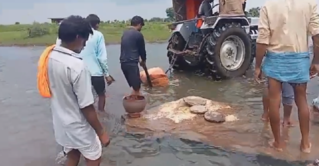 बारिश के लिए कर रहे हैं टोटके, पूजा के दौरान सारा गांव मौजूद रहा