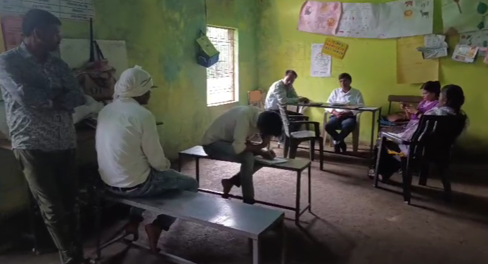 सेमरा टप्पा स्कूल में जांच, अतिथि शिक्षकों की भर्ती पर उठे सवाल