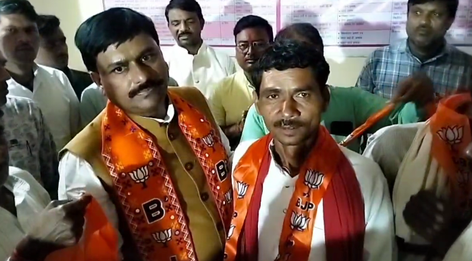 दमोह से अमर चौबे मंत्री धर्मेंद्र सिंह लोधी ने कलेहरा पहुंचकर दिलाई भाजपा की सदस्यता