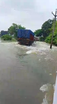 तेज बहाव को पार कर रहा ट्रक अचानक नाले में पलटा