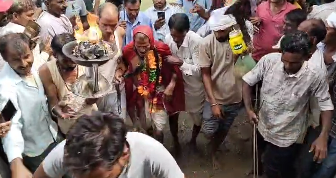 हजारो संख्या में उमड़े श्रद्धालु, तेजा दशमी में सामरसा गांव पुजारी के गले मे प्रकट हुआ नाग