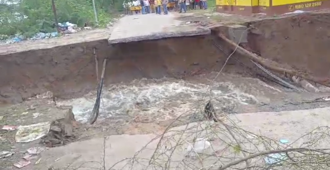 तरन तारण और लाला के ताल के बीच से निकली सड़क फटी