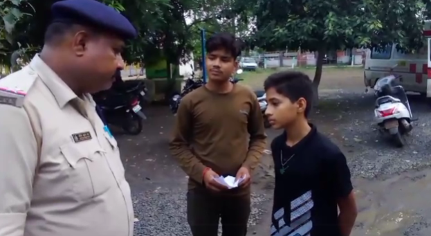 सड़क सुरक्षा को लेकर पुलिस ने लगाई बहन चेकिंग कई नाबालिक बच्चों को समझाएं देकर छोड़ा