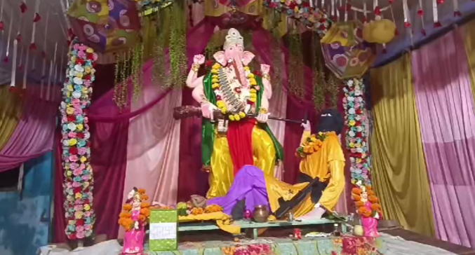 पंडाल में स्थापित गणपति बप्पा के हाथ में बंदूक