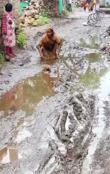 Sheopur News: सड़क के लिए कीचड़ में महिला की दंडवत परिक्रमा