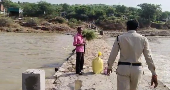 एमपी आरडीसी टीम ने पुल का सर्वेक्षण कर पुल के एक हिस्से को बताया डैमेज