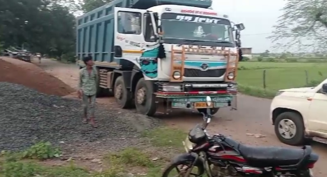 Haidergarh: सड़क किनारे रखे रेट एवं गिट्टी के टालो की नायब तहसीलदार ने की जांच