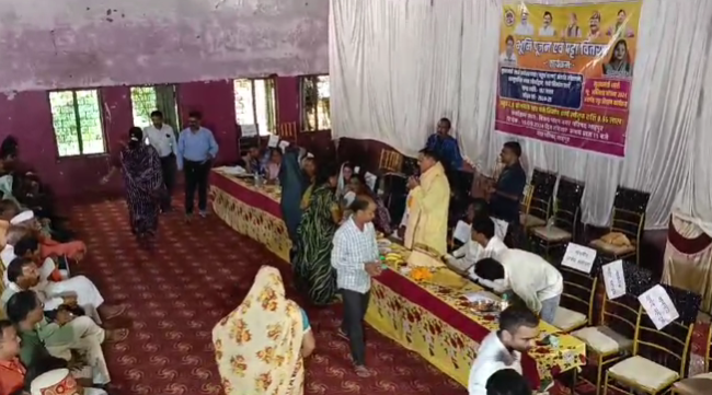 केंद्रीय राज्यमंत्री और विधायक के सामने की वृद्धा का हाइवोल्टेज ड्रामा