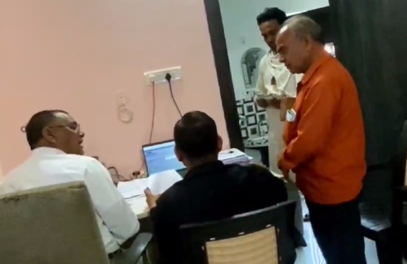 परिहवन अधिकारी (RTO) का काम करवाने के एवज में दलालों से रूपए लेते हुए वीडियो हुआ वायरल