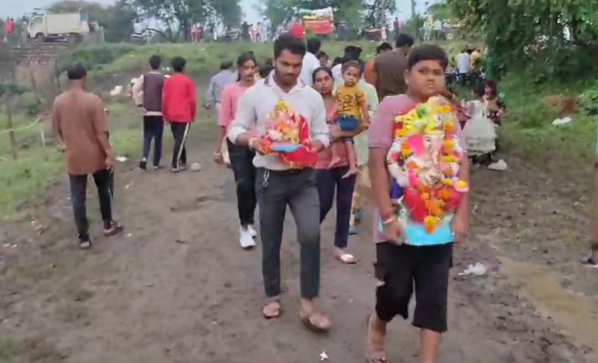 गणपति बप्पा मोरिया अगले वर्ष तू जल्दी आ जयकारों के साथ किया गणेश विसर्जन