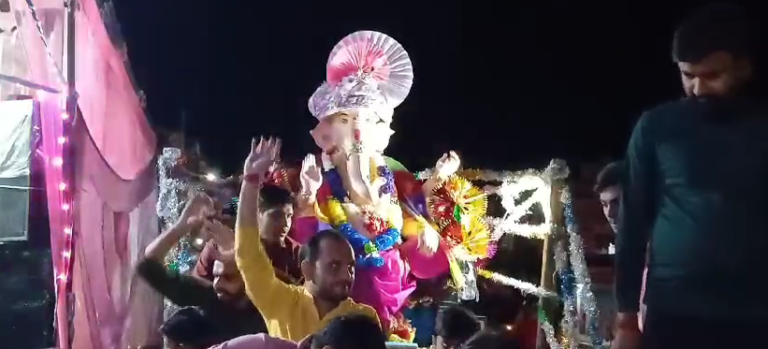 नम आंखों से भक्तो ने किया गणपति बाप्पा का विसर्जन कहा अगले वर्ष तू जल्दी आना