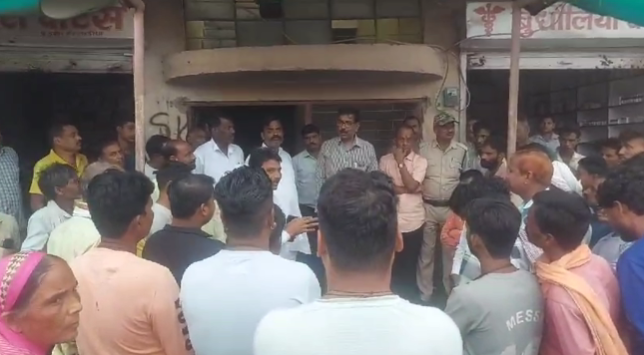 भांडेर नगर परिषद सफाई कर्मचारियों द्वारा लगातार तीन दिनों की हड़ताल SDM के आश्वासन पर हड़ताल हुई समाप्त लौटे काम पर