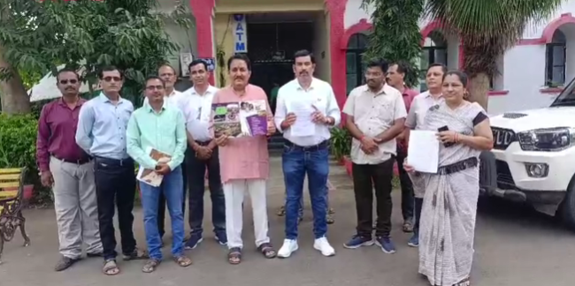 बड़वानी शहर की गुरुधाम सिटी कॉलोनी में नही है मूलभूत सुविधाएं रहवासियों ने एसडीएम को सौंपा ज्ञापन