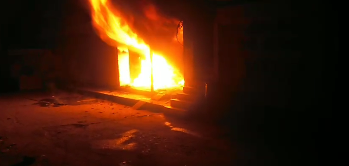 घनी बस्ती में बने टेंट हाउस के गोदाम में लगी भीषण आग।