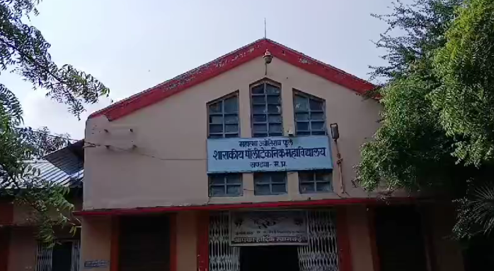 वर्तमान छात्रों को तनाव से दूर रखने के लिए निशुल्क संगीत की क्लास पूर्व छात्रों ने संचालित की