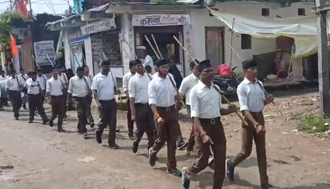 स्वयं सेवको ने किया पथ संचलन दिखाया, कदम ताल का अनुशासन