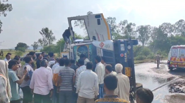 देवास-भोपाल मार्ग पर क्रूड ऑयल से भरा टैंकर पलटा, चालक घायल