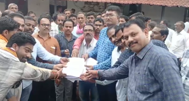 भैंसदेही के किसानों को दिए जाने की मांग को लेकर किसानो ने सौंपा ज्ञापन