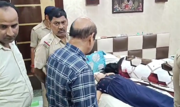 बहोड़ापुर थाना क्षेत्र में रहने वाले एक शासकीय ठेकेदार उसकी पत्नी और बेटे का शव घर में मिला