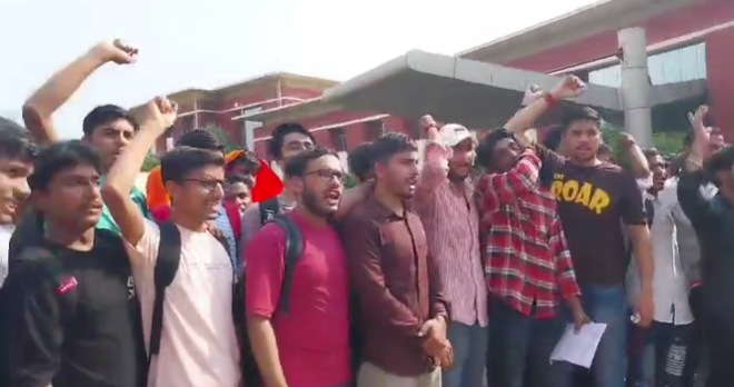 Gwalior की एमिटी यूनिवर्सिटी में पढ़ने वाले बीफार्मा के छात्र आदित्य सिंह राजपूत की डेंगू से मौत के बाद यूनिवर्सिटी में हंगामा