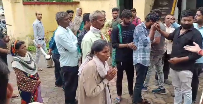 तहसील परिसर में केरोसिन का केन लेकर पहुँचा युवक ,परेशान युवक ने तहसील परिसर में खुद पर डाल लिया केरोसिन