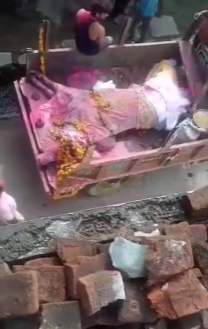 राजा का तोर गांव के ग्रामीणों ने गौवंश नंदी (सांड) का पूर्ण विधि विधान से किया अंतिम संस्कार