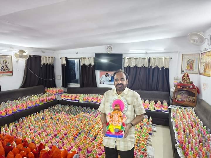 पूर्व मंत्री गोपाल भार्गव ने विधानसभा क्षेत्र में वितरित की भगवन श्री गणेश की 4 हजार प्रतिमाएं।