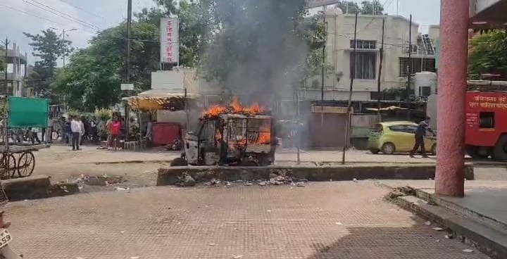 सिरफिरे ऑटो चालक ने खुद की ऑटो मे लगाई आग,ऑटो जलकर हुआ खाक